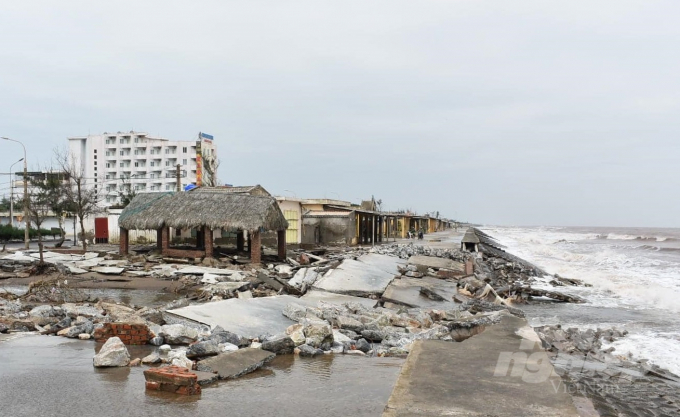 Kè khu du lịch Thịnh Long bị thiệt hại nặng sau mưa bão. Dự kiến, kinh phí khắc phục là 30 tỉ đồng. Ảnh: Mai Chiến.