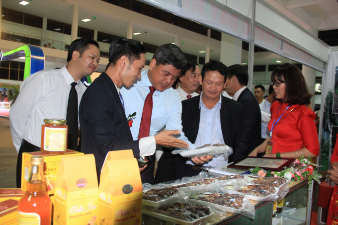 Thứ trưởng Bộ NN-PTNT Trần Thanh Nam (thứ ba từ trái sang) thăm các gian hàng tại hội chợ. Ảnh: TL.