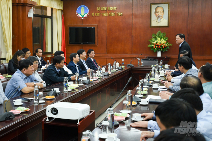 Bộ trưởng Nguyễn Xuân Cường trao đổi với tân Thứ trưởng Lê Minh Hoan và các cán bộ của tỉnh Đồng Tháp. Ảnh: Tùng Đinh.