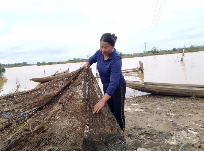 Hồ nuôi tôm của bà Nguyễn Thị Huê, xã Triệu Phước bị cuốn trôi chỉ còn mãnh lưới còn sót lại. Ảnh: Công Điền.