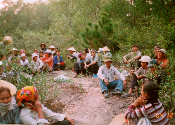 Ông Lê Duy Nguyên (hàng sau cùng, thứ ba bên phải sang) cùng nhân công giải lao giữa rừng