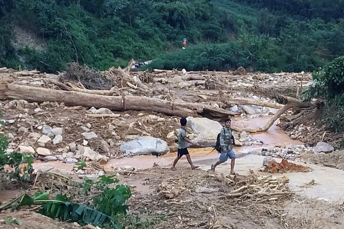 Hàng trăm tấn đất đá, cây cối vẫn còn ngổn ngang sau mưa lũ trên tuyến đường vào trung tâm xã Hướng Sơn, huyện Hướng Hóa, tỉnh Quảng Trị. Ảnh: Công Điền.