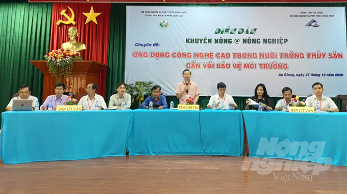 Các diễn giả trả lời câu hỏi của nông dân về nuôi trồng thủy sản tại ĐBSCL. Ảnh: Lê Hoàng Vũ.