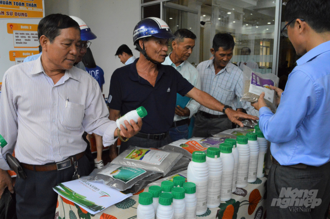 Giám đốc các HTX nông nghiệp ở Kiên Giang tìm hiểu về sản phẩm được sản xuất từ kết quả đề tài Nghiên cứu mô hình sinh thái khép kín, nhằm nâng cao chuỗi giá trị cho ngành chế biến thủy sản tại khu vực ĐBSCL. Ảnh: Trung Chánh. 