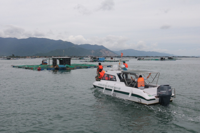 Lực lượng Trạm thủy sản phối hợp lực lượng biên phòng, các địa phương đến từng bè vận động di dời trước khi bão đổ bộ. Ảnh: KS.