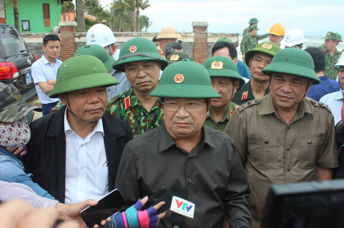 Đoàn công tác do Phó Thủ tướng Trịnh Đình Dũng dẫn đầu kiểm tra công tác ứng phó bão số 9. Ảnh: L.K.