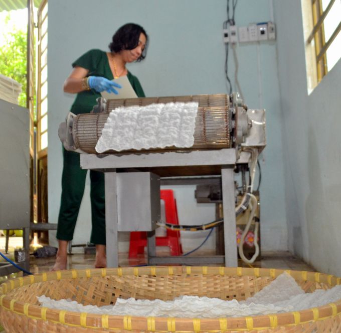 Máy nướng bánh tráng phơi sương và máy cắt bánh tráng giúp gia đình chị Thúy giải quyết bài toán nhân công và ổn định sản xuất. Ảnh: Trần Trung.