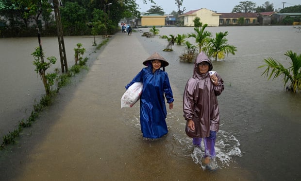 Người dân các tỉnh, thành miền Trung của Việt Nam bàng hoàng trước quy mô và sức tàn phá của các trận bão lũ năm nay. Ảnh: AFP