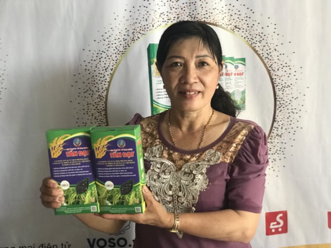 Bà Lê Thị Nga giới thiệu sản phẩm gạo thảo dược Tấn Đạt. Ảnh: Minh Đảm.