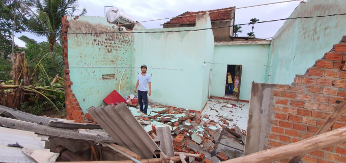 Căn nhà của anh Phan Thanh Hợi chỉ còn là đống đổ nát sau bão. Ảnh: Lê Khánh.