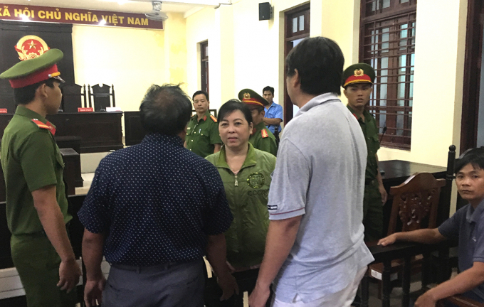 Bà Giao tạm biệt chồng và người thân sau lệnh bắt giam tại phiên tòa sơ thẩm ngày 4/7/2018.