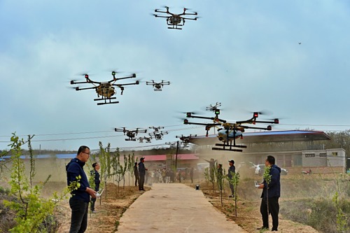 Giới trẻ Trung Quốc tập lái drone. Ảnh: Xinhua.