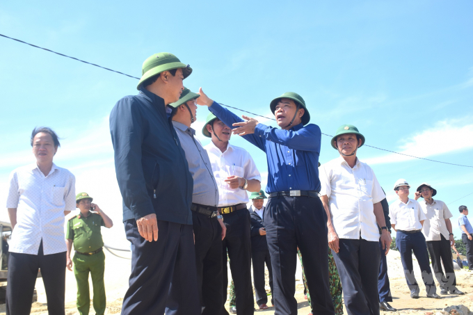 Bộ trưởng Nguyễn Xuân Cường cùng lãnh đạo Bình Định bàn giải pháp khắc phục bền vững tuyến kè này. Ảnh: Vũ Đình Thung.