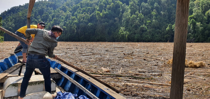 Phóng viên đã thuê ghe của người dân địa phương nhưng do lòng hồ thủy điện Sông Tranh đầy rác nên phải quay về. Ảnh: Lê Khánh.