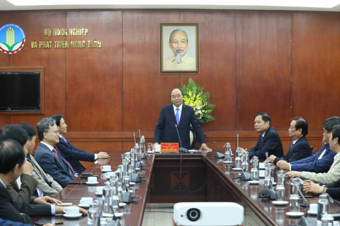 Thủ tướng Nguyễn Xuân Phúc phát biểu giao nhiệm vụ cho ông Lê Minh Hoan và lãnh đạo Bộ NN-PTNT. Ảnh: Minh Phúc.