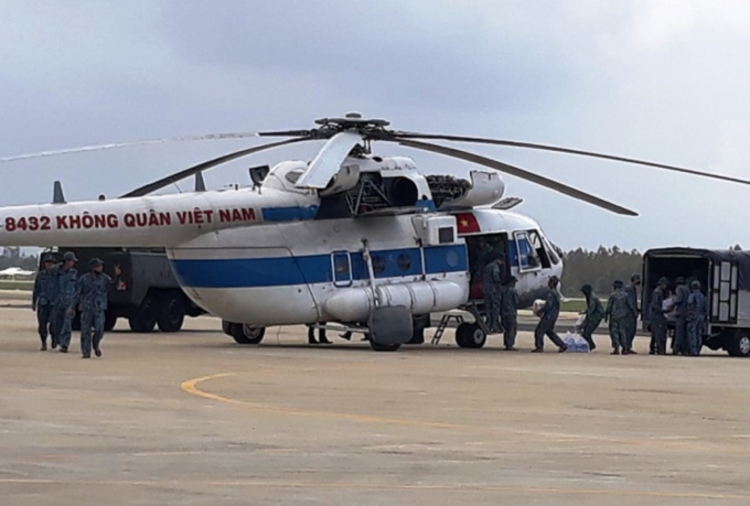 Trực thăng vận chuyển hàng tiếp tế cho các hộ dân bị cô lập ở Phức Sơn. Ảnh: CTV.