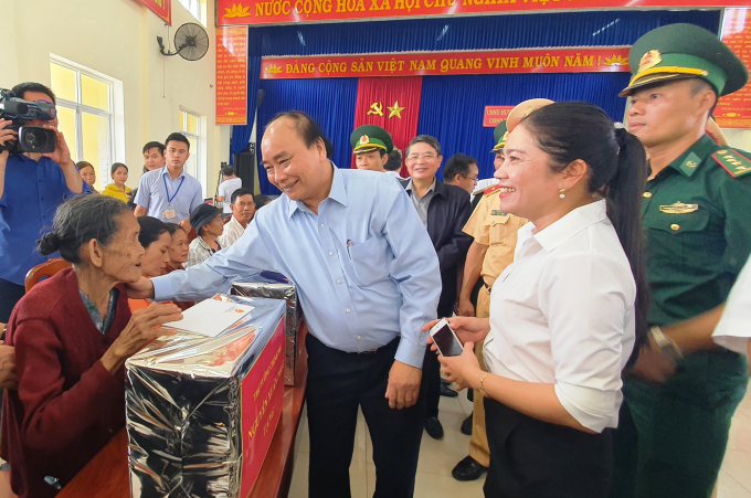 Thủ tướng Nguyễn Xuân Phúc tặng quà cho bà con ở xã Tam Quang (huyện Núi Thành, tỉnh Quảng Nam). Ảnh: L.K.