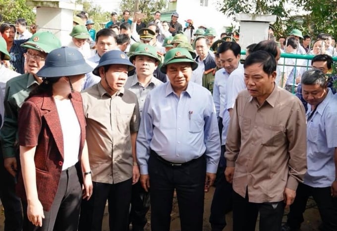 Thủ tướng Nguyễn Xuân Phúc cùng đoàn thị sát công tác khắc phục bão số 9 tại tỉnh Quảng Ngãi. Ảnh: QH.