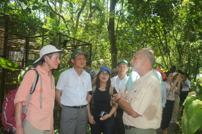 Bộ trưởng Nội vụ Hoa Kỳ Sally Jewell (trái) và Thứ trưởng Thường trực Bộ NN-PTNT Hà Công Tuấn thăm và làm việc tại Vườn quốc gia Cúc Phương năm 2015. Ảnh: PQV.