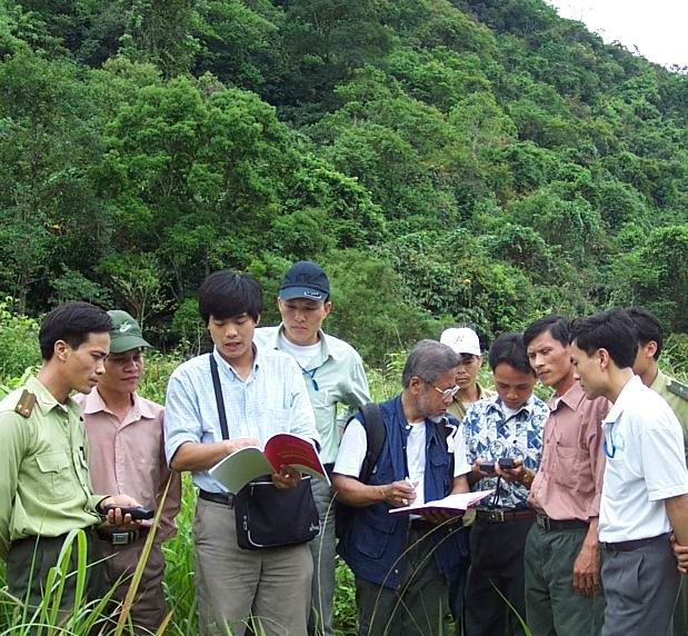 Các chuyên gia nghiên cứu đa dạng thực vật thực địa tại Vườn quốc gia Cúc Phương. Ảnh: PQV.
