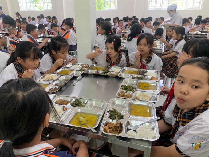 Bưa ăn của học sinh trường Tiểu học Trần Thị Bưởi được cải thiện trong sáng 3/11. Ảnh: Thùy Lâm.