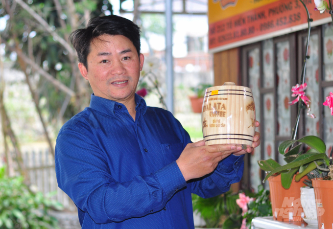 Sau nhiều năm tìm kiếm, ông Đỗ Văn Ẩn đã chạm tay vào cà phê Moka và phục dựng thành công cà phê đặc sản Đà Lạt. Ảnh: Minh Hậu.