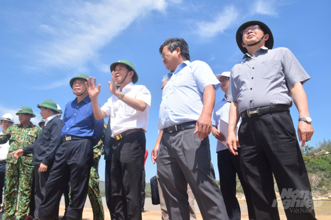 Bộ trưởng Bộ NN-PTNT Nguyễn Xuân Cường kiểm tra thiệt hại của tuyến kè biển Tam Quan (TX Hoài Nhơn, Bình Định). Ảnh: Vũ Đình Thung.