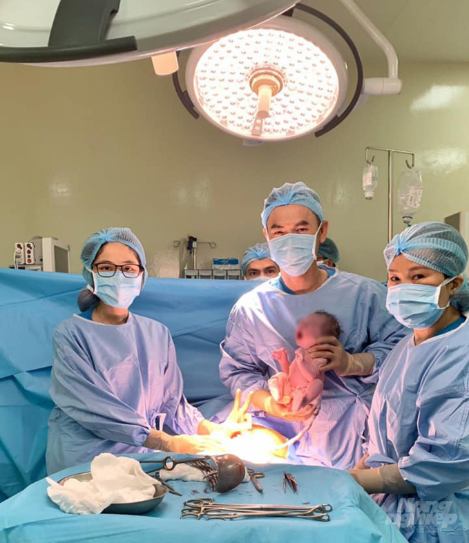 ThS.BS Thân Trọng Thạch cùng ekip thực hiện phẫu thuật một ca thụ tinh trong ống nghiệm sau khi điều trị hiếm muộn. Ảnh: Bác sĩ cung cấp.