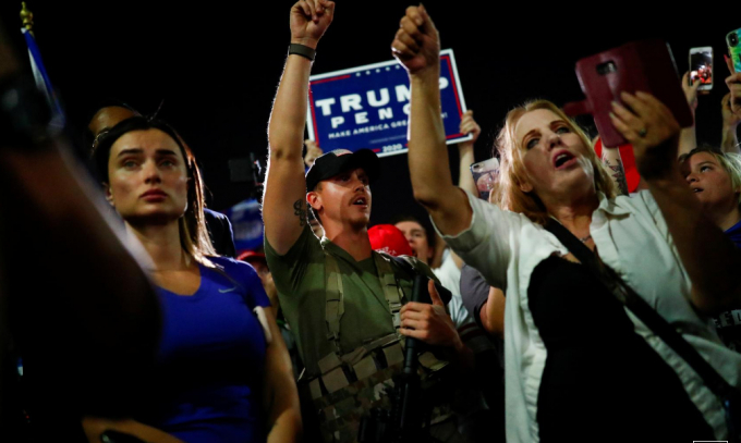 Một đám đông ủng hộ ông Trump tụ tập bên ngoài một trung tâm bầu cử ở Arizona vào đêm thứ Tư sau những tin đồn không có căn cứ rằng các phiếu bầu cho ứng viên đảng Cộng hòa đã cố tình không được kiểm đếm. Ảnh: Reuters