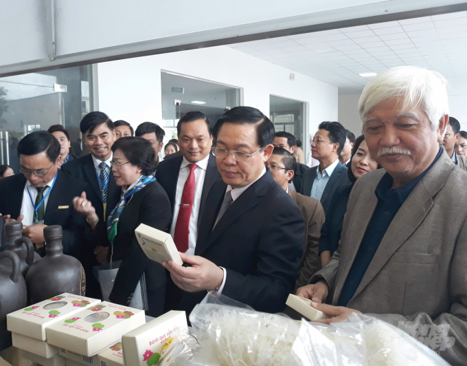 Đại biểu rất quan tâm đến sản phẩm nông nghiệp của Nghệ An. Ảnh: Việt Khánh.