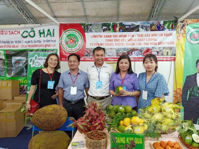Các sản phẩm nông nghiệp của HTX Phước Thiện tham gia một hội chợ ở TPHCM. Ảnh: Trần Trung.