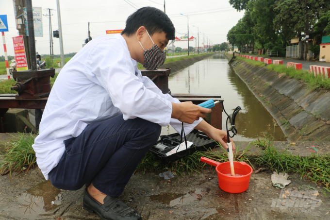 Cán bộ Viện Nước, Tưới tiêu và Môi trường khảo sát hiện trường và lấy mẫu nước tại thủy lợi Liễn Sơn. Ảnh: HG