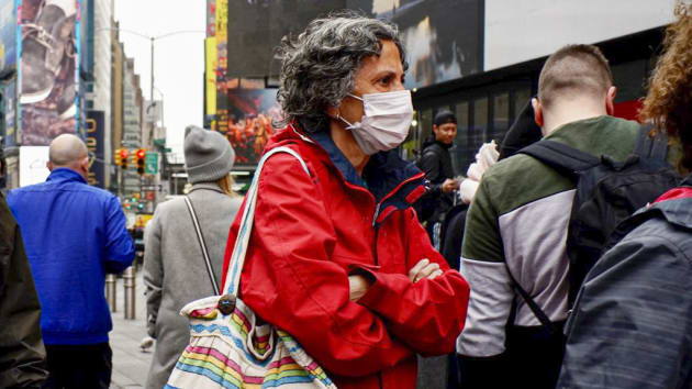 Người dân đeo khẩu trang chống dịch ở Quảng trường Thời đại New York. Ảnh: CNBC