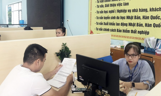 Người lao động địa phương đến Trung tâm Dịch vụ việc làm tỉnh Quảng Ninh làm hồ sơ tìm kiếm việc làm sau thất nghiệp. Ảnh: QMG.