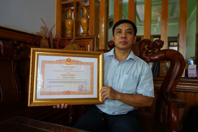 Với những nỗ lục của mình, anh Tuấn vinh dự nhận được bằng khen của Thủ tướng Chính phủ với thành tích nông dân sản xuất kinh tế giỏi. Ảnh: L.K.