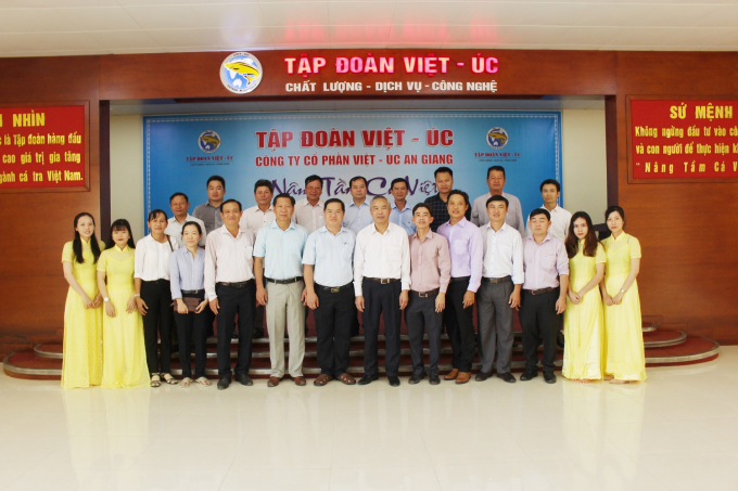 Đoàn công tác Bộ Nông nghiệp và PTNT chụp hình lưu niệm với lãnh đạo, nhân viên Công ty cổ phần Cá tra Việt – Úc.