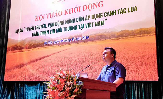 Mr. Mai Bac My, Head of External Relations and International Cooperation Commission under the Vietnam Farmers' Association introduced about SRI method. Photo: Tung Dinh.