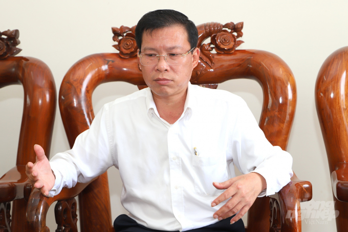 Anh Lê Văn Dư với khát vọng đưa giống gà tốt nhất đến với người chăn nuôi để nâng cao hiệu quả sản xuất. Ảnh: Vũ Đình Thung.