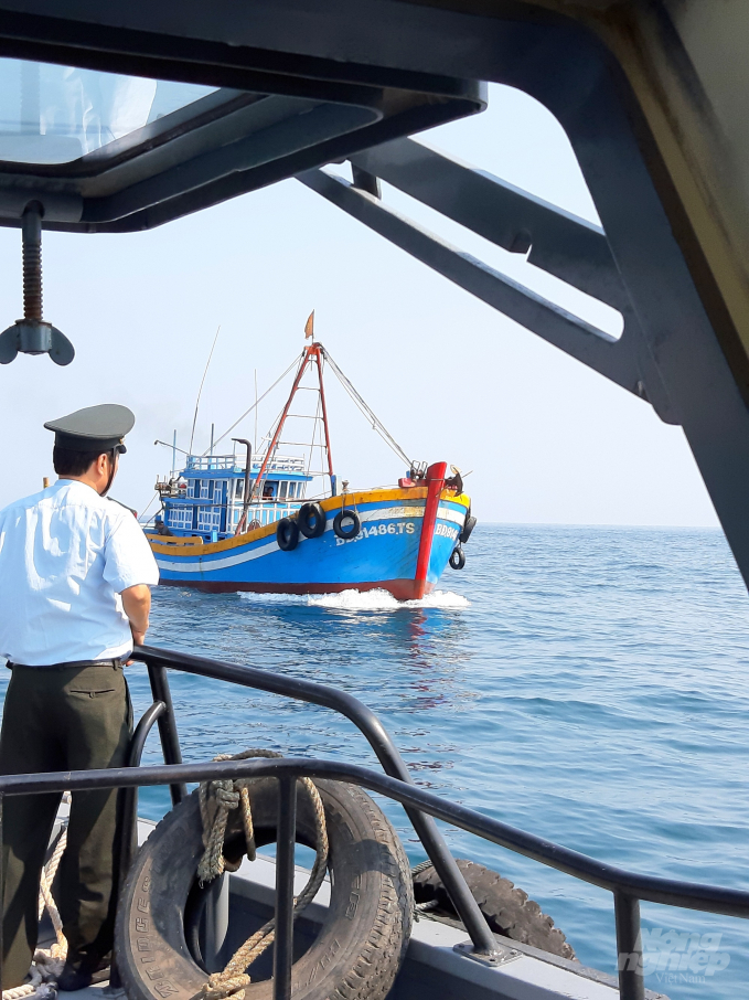 The authorities' inspection and control on the illegally-operated fishing boats is expected to contribute to removing the EC's 'yellow card' warning against IUU fishing. Photo: Vu Dinh Thung.