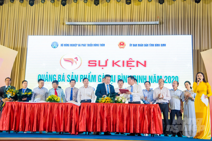 Anh Lê Văn Dư, Giám đốc Công ty TNHH Giống gia cầm Minh Dư ký kết hợp tác tại sự kiện quảng bá sản phẩm gà tại Bình Định-2020. Ảnh: Vũ Đình Thung.