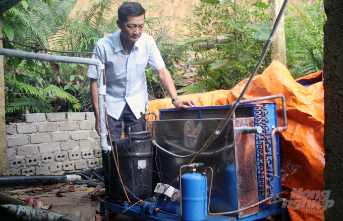 Để đảm bảo nhiệt độ nước nuôi cá trong bể không vượt ngưỡng, ông Sâm sử dụng hai máy làm lạnh công suất lớn. Ảnh: Võ Dũng.