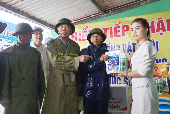 Lãnh đạo Công ty TNHH Khoa học Việt- Đức hỗ trợ chế phẩm sinh học cho người dân. Ảnh: N.Tâm