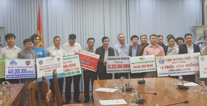 Các doanh nghiệp hỗ trợ cho người dân Quảng Bình sớm phục hồi sản xuất nông nghiệp. Ảnh: N.Tâm