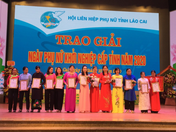 Chị Phạm Thị Hảo (giữa) và những cá nhân được khen thưởng vì có thành tích xuất sắc trong đợt thi đua 'Phụ nữ Lào Cai khởi nghiệp sáng tạo'. Ảnh: P.H