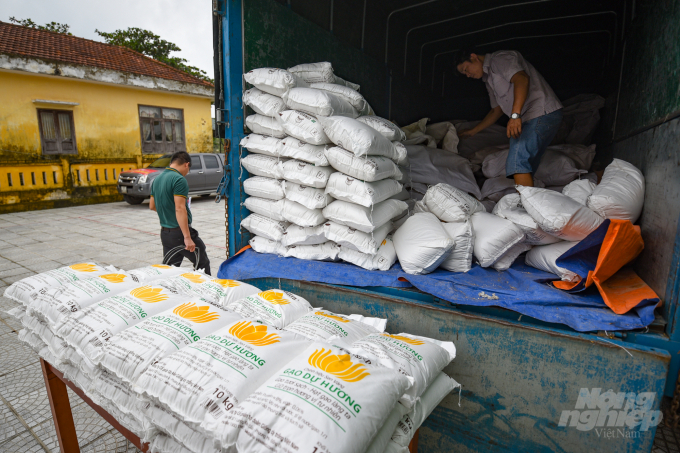 Nhiều hoạt động hỗ trợ miền Trung khắc phục hậu quả lũ lụt đã được thực hiện, trong đó Báo Nông nghiệp Việt Nam và Vinaseed đã hỗ trợ gạo và nhu yếu phẩm cho bà con ở Quảng Bình, Quảng Trị. Ảnh: Tùng Đinh.