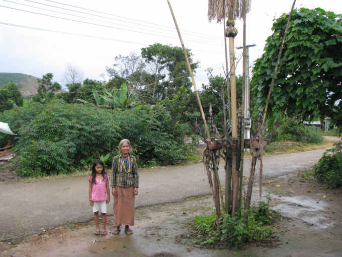 Bà và cháu nơi ngã ba biên giới Việt Nam - Lào - Campuchia.