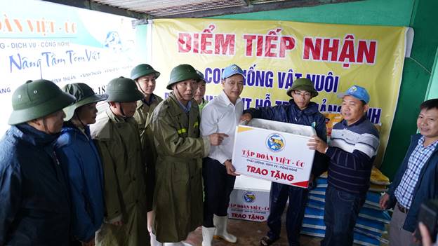 Thứ trưởng Phùng Đức Tiến cùng lãnh đạo Tập đoàn Việt - Úc tặng tôm giống cho người nuôi ở Quảng Bình.
