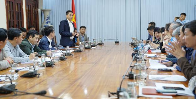 Ông Bùi Bá Sự - Phó TGĐ Kinh doanh của Tập đoàn Việt - Úc phát biểu chia sẻ về kế hoạch đồng hành cùng người nuôi tôm.