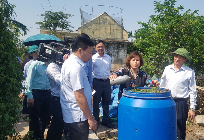 Phó Chủ tịch UBND tỉnh Nam Định Nguyễn Phùng Hoan (ngoài cùng bên phải) tham quan mô hình phân loại rác thải tại nguồn tại xã Hải Lý. Ảnh: An Lãng.