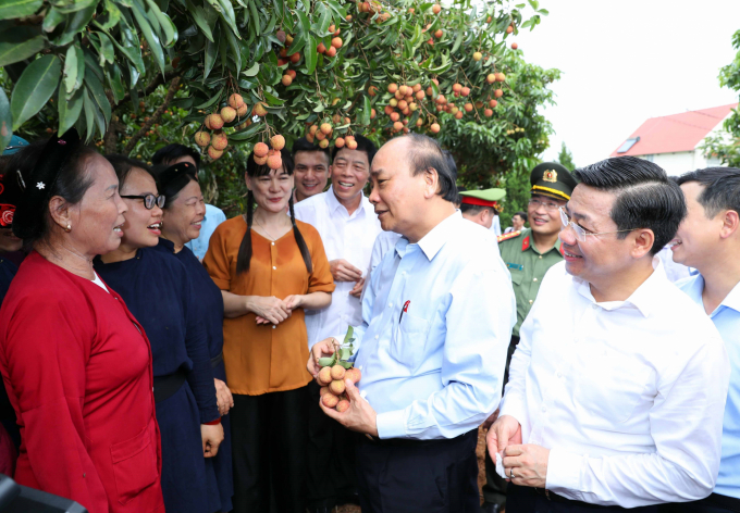 Thủ tướng Nguyễn Xuân Phúc nói chuyện với nhân dân khi đến thăm 'Vườn quả Bác Hồ' tại xã Trù Hựu, huyện Lục Ngạn. Ảnh: Thống Nhất.